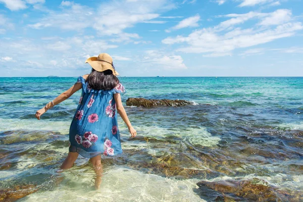 Ragazza in piedi nel mare indossando abito blu . — Foto Stock