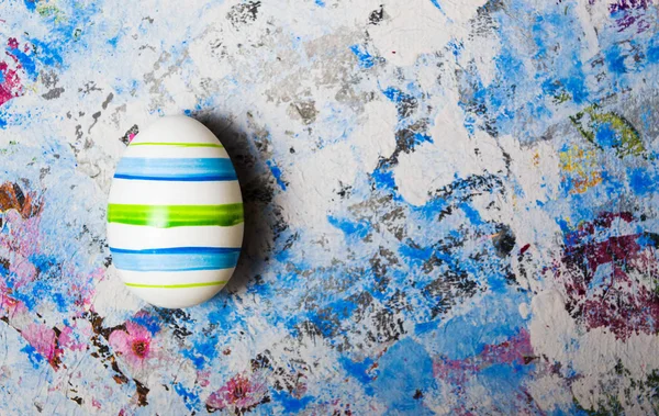 Яйцо на голубом фоне — стоковое фото