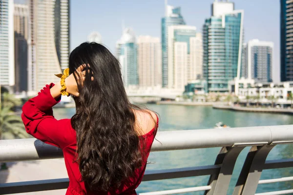 Chica disfrutando de un día en Dubai marina, Emiratos Árabes Unidos —  Fotos de Stock