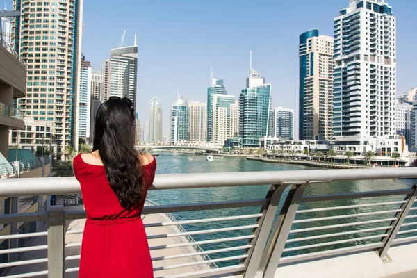 Chica disfrutando de una vista marina de Dubai —  Fotos de Stock