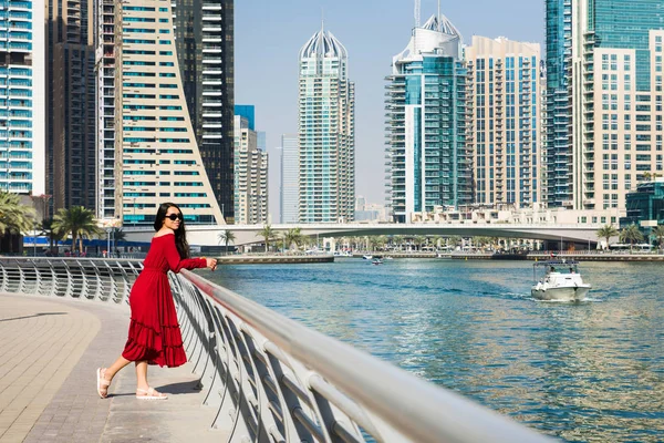 Chica disfrutando de una vista marina de Dubai —  Fotos de Stock