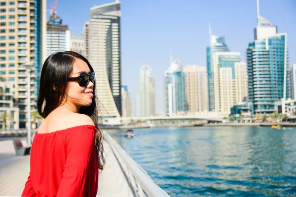 Dziewczyna z Dubai marina widok — Zdjęcie stockowe