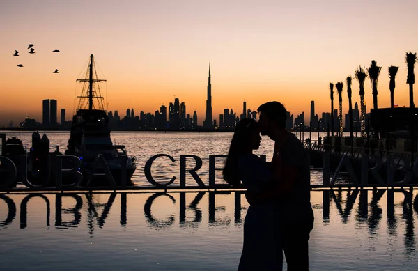 Romantic couple hugging at sunset in Dubai — Stock Photo, Image