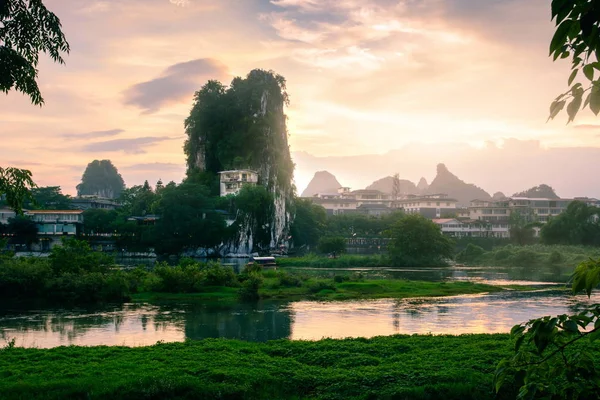 Cena de pôr do sol em Guilin, China, com formação rochosa deslumbrante — Fotografia de Stock