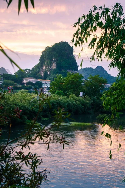 Solnedgången scen i Guilin, China, med fantastisk klippformation — Stockfoto