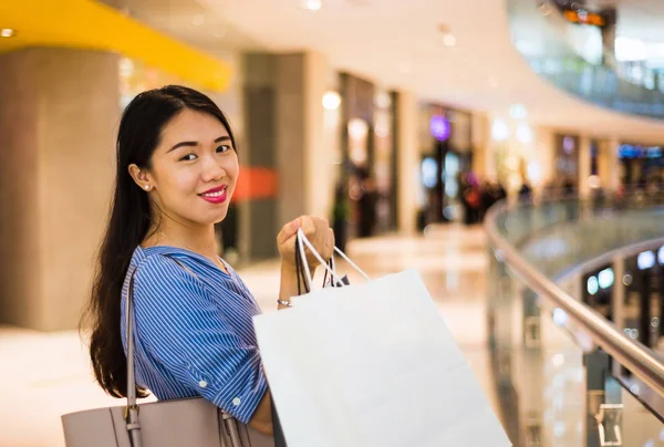 Menina feliz no shopping — Fotografia de Stock