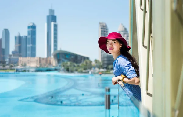 Menina elegante desfrutando de vista no shopping Dubai — Fotografia de Stock