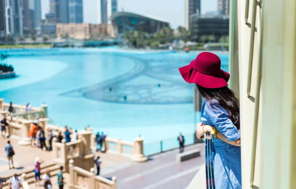 Modne dziewczyny widok w Dubai mall — Zdjęcie stockowe