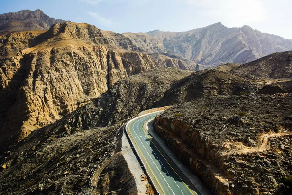 Jabal Jais pohoří a malebné silnici přes dezert — Stock fotografie