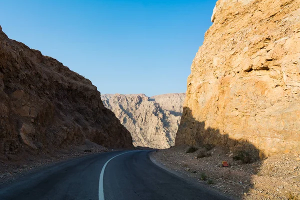 Δρόμος μέσα από το βουνό επιδόρπιο Jabal Jais στα Ηνωμένα Αραβικά Εμιράτα — Φωτογραφία Αρχείου