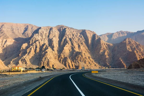 Cesta přes dezert hory Džabal Jais v SAE — Stock fotografie