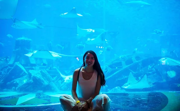 Mujer observando acuario grande en Dubai — Foto de Stock