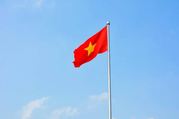 Die vietnamesische Flagge windet sich im Wind — Stockfoto