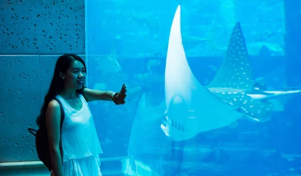 Chica divirtiéndose en un acuario grande — Foto de Stock