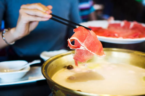 Pálcika beillesztése szeletelt bárány hotpot — Stock Fotó