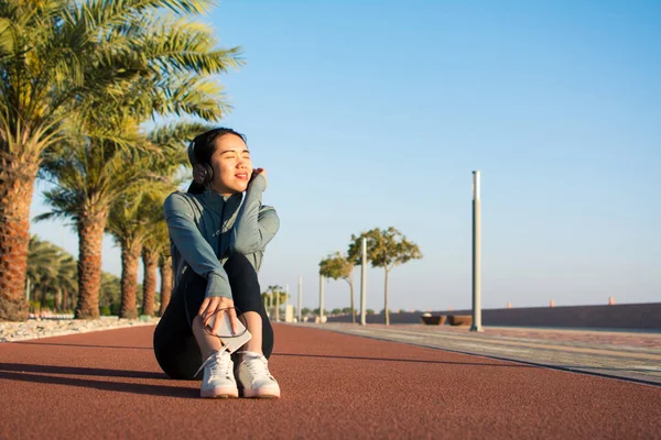 女孩坐在跑道上享受阳光明媚的一天 — 图库照片