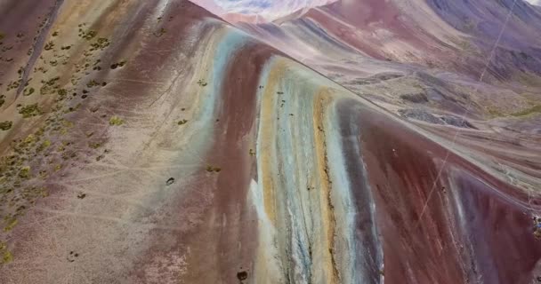 レインボー山とペルーのピークの大規模なアンデスの空撮 — ストック動画
