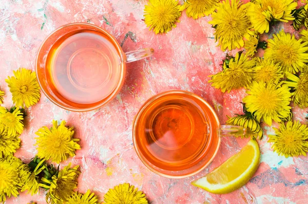 Dandelion tea and fresh flowers on a table — Stock Photo, Image