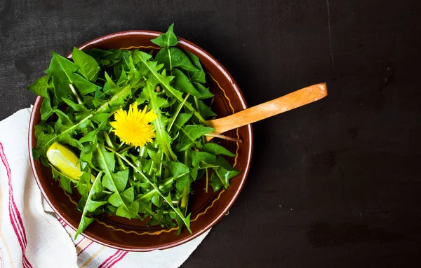 Ensalada de diente de león en un bowl vista superior —  Fotos de Stock