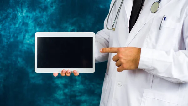 Elektronik tutan Doktor yakın kadar tablet. — Stok fotoğraf