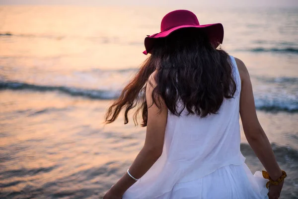Κοπέλα με λευκό φόρεμα, περπάτημα στην παραλία — Φωτογραφία Αρχείου
