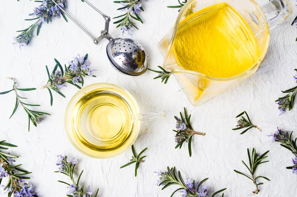 Tè al rosmarino con pianta fresca e fiori — Foto Stock