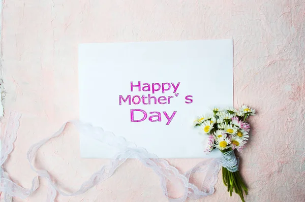カモミールの花と幸せな母親の日カード — ストック写真