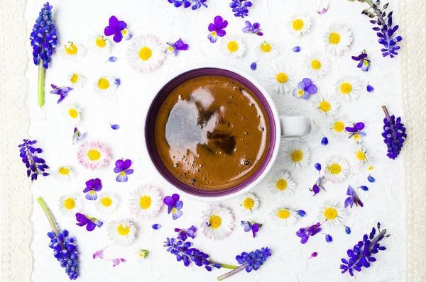 Kaffeetasse und Frühlingsblumen auf weißem Hintergrund flach gelegt — Stockfoto