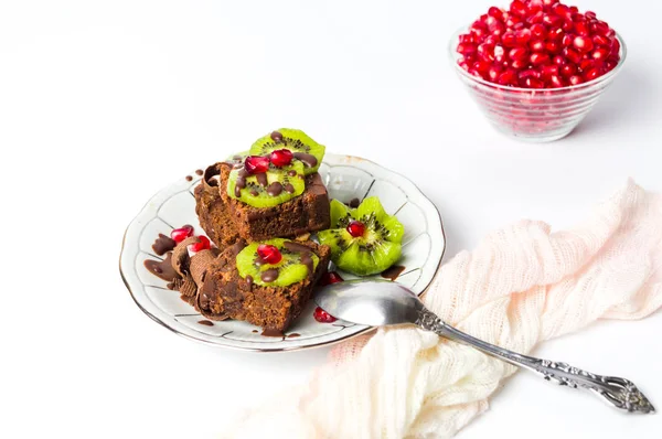 Chocolate cake with kiwi and pomegranate — Stock Photo, Image