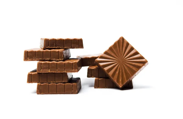 Piezas de chocolate aisladas sobre fondo blanco — Foto de Stock