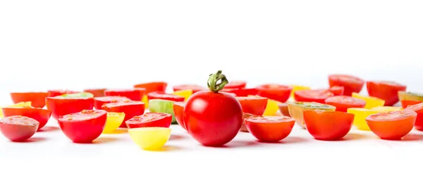 Pomodori ciliegia rossi e gialli isolati — Foto Stock