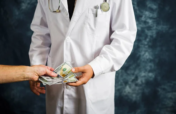 Arzt nimmt Geldscheine aus nächster Nähe an — Stockfoto