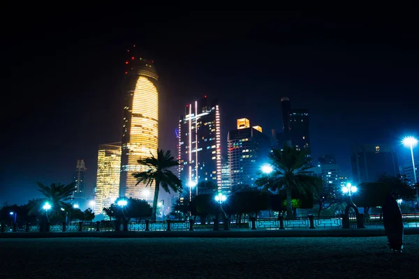 Cidade de Abu Dhabi vista da praia da cidade à noite — Fotografia de Stock