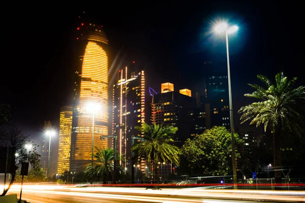 Abu Dhabi vista del paisaje urbano de Corniche por la noche — Foto de Stock