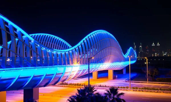 Meydan bridge i Dubai på natten — Stockfoto