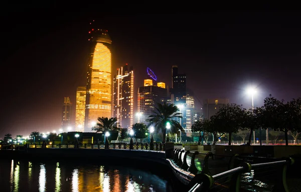 Vista da paisagem urbana de Abu Dhabi de Corniche à noite — Fotografia de Stock