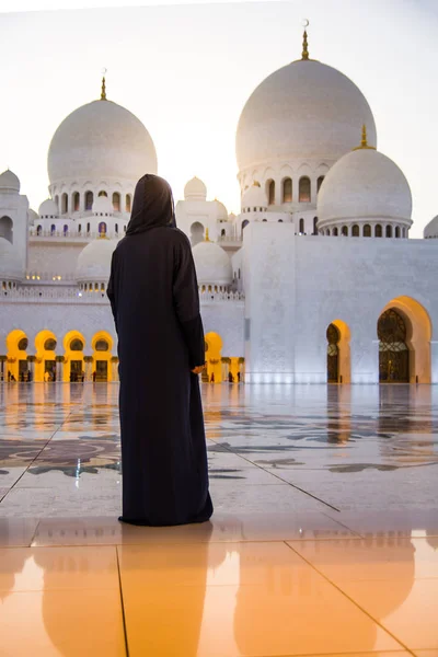 Женщина в Большой мечети в Абу-Даби — стоковое фото