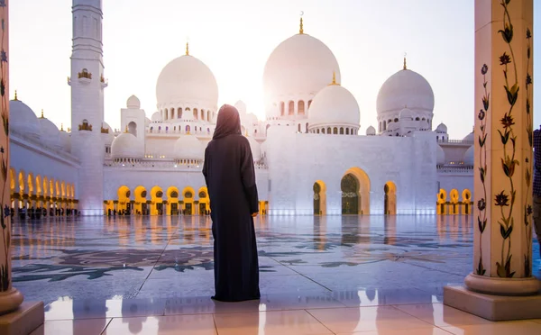 Žena na Velká mešita v Abu Dhabi — Stock fotografie