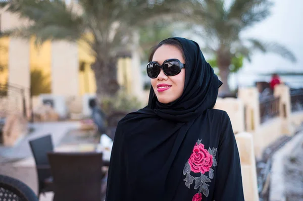 Schöne muslimische Frau im Hijab — Stockfoto