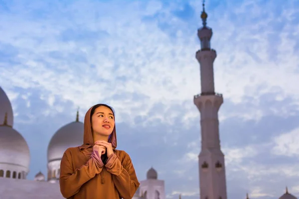 Frau betet in der Dämmerung in der Moschee — Stockfoto