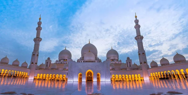 Большая мечеть в Абу-Даби в сумерках — стоковое фото