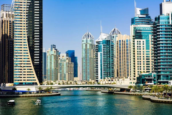 Widoku czasu dzień Dubai, Zjednoczone Emiraty Arabskie - 8 marca 2018: Dubai marina — Zdjęcie stockowe