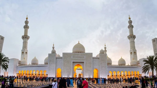 Abu Dhabi, Emiráty - 27. dubna 2018: Vchod pohled Zayed Grand Mosque — Stock fotografie