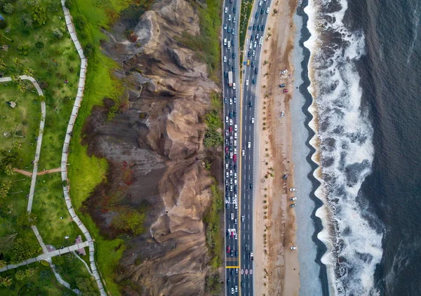 Drone foto de la autopista Costa Verde cerca de la playa en Lima —  Fotos de Stock