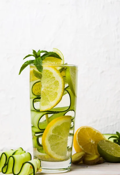 Wasser mit Gurkenminze und Zitrone — Stockfoto