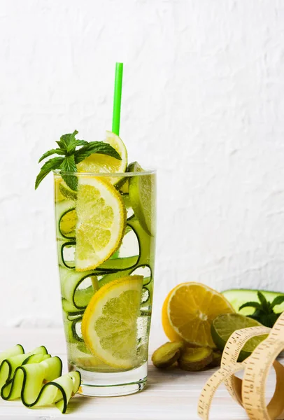 Acqua con menta cetriolo e limone — Foto Stock