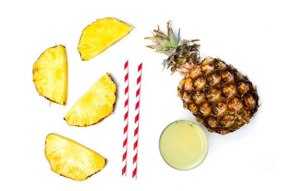 Sok ananasowy i świeże owoce na białym tle — Zdjęcie stockowe