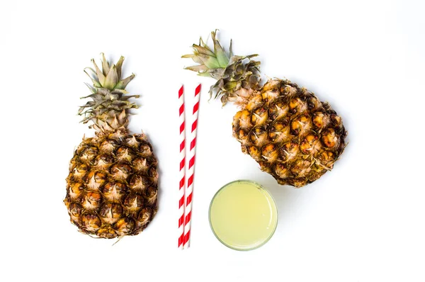 Sok ananasowy i świeże owoce na białym tle — Zdjęcie stockowe