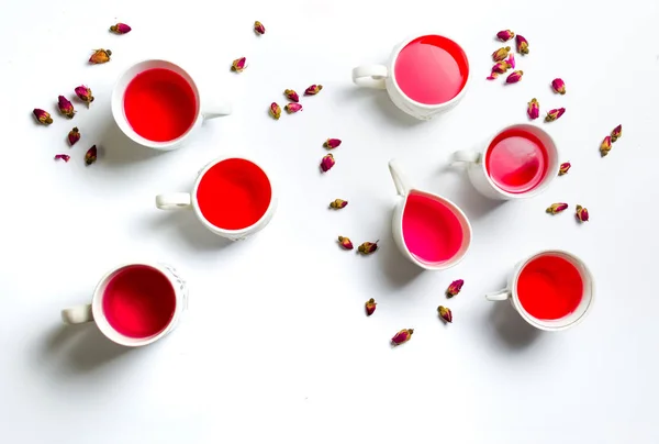 Té rosa en tazas sobre fondo blanco — Foto de Stock