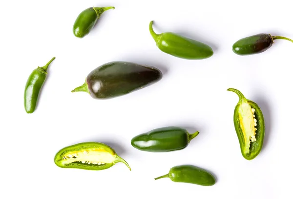 Peperoni verdi jalapenos su sfondo bianco — Foto Stock